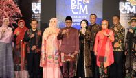 Pj Wali Kota Bekasi, Raden Gani Muhamad beserta Yolla Kusuma Gani dan sejumlah kepala OPD memeragakan busana bertema etnik di ajang Bekasi City Fashion Movement (BCFM) 2024 di Grand Metropolitan Mal Bekasi, Minggu 1 Desember 2024.